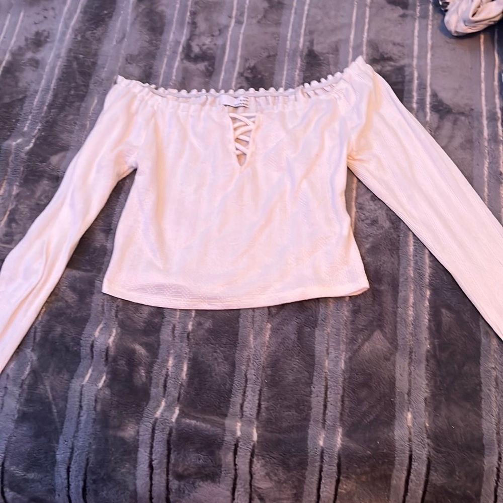 V neck crosses with fabric long sleeve cropped of shoulder.